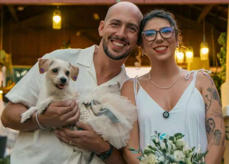 Penélope e Renan casaram no bar do 1° encontro e a cadela foi a dama