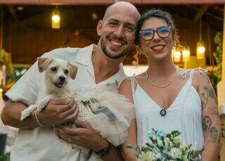 Penélope e Renan casaram no bar do 1° encontro e a cadela foi a dama