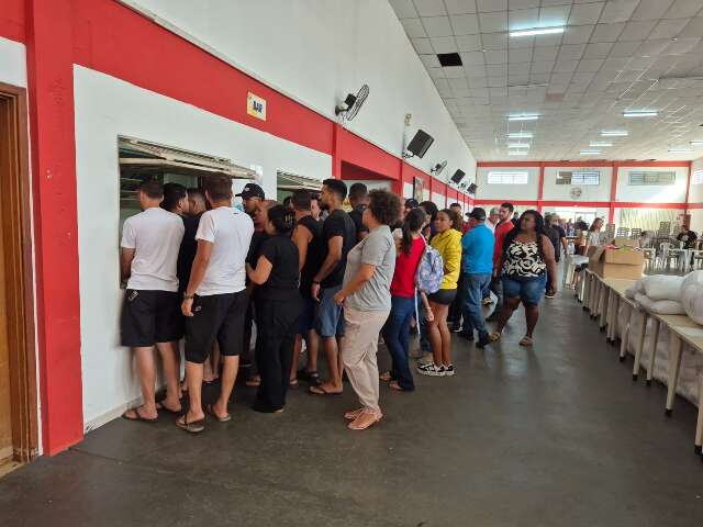 Celulares a R$ 500 e perfumes s&atilde;o os itens mais disputados em bazar 