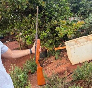 Homem mexia em espingarda quando atirou na esposa que amamentava beb&ecirc;