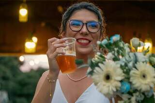 Pen&eacute;lope e Renan casaram no bar do 1&deg; encontro e a cadela foi a dama