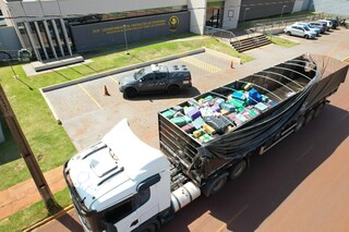 Tr&ecirc;s s&atilde;o presos com 11 toneladas de maconha escondidas em carga de soja