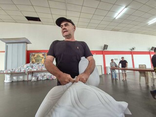 Com celulares a R$ 500, bazar vira alvo de homens em busca de pechincha