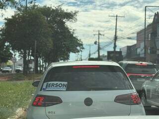 Carro adesivado indica volta de conselheiro aposentado &agrave; pol&iacute;tica