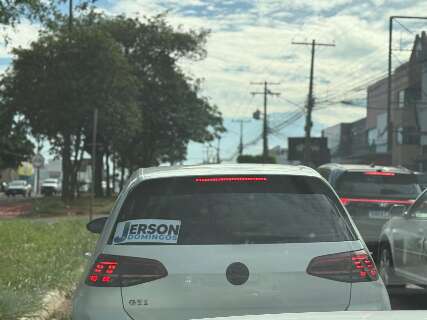 Carro adesivado indica volta de conselheiro aposentado &agrave; pol&iacute;tica