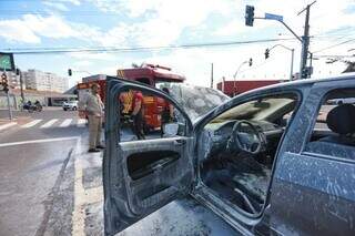 Fam&iacute;lia com crian&ccedil;a escapa de inc&ecirc;ndio em carro na Avenida Fernando Corr&ecirc;a