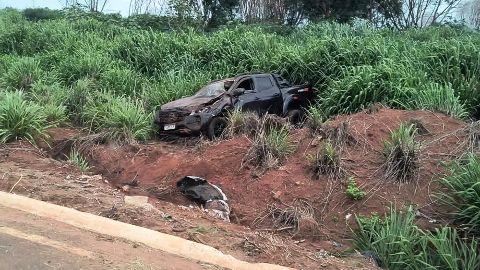 Motorista capota caminhonete roubada na MS-276 e acaba preso
