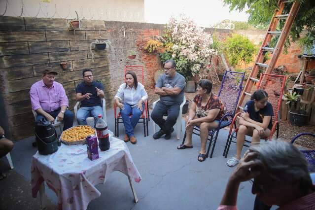 Adriane vai aos bairros, ouve moradores e avalia demandas de infraestrutura