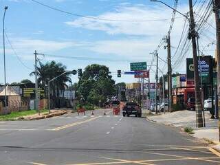 Com asfalto, trecho da Avenida Tr&ecirc;s Barras deve ser liberado at&eacute; amanh&atilde;