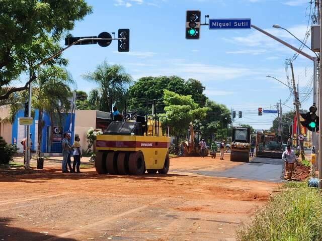 Com asfalto, trecho da Avenida Tr&ecirc;s Barras deve ser liberado at&eacute; amanh&atilde;