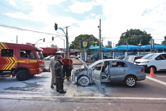 Fam&iacute;lia com crian&ccedil;a escapa de inc&ecirc;ndio em carro na Avenida Fernando Corr&ecirc;a