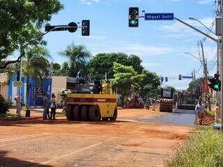 Com asfalto, trecho da Avenida Tr&ecirc;s Barras deve ser liberado at&eacute; amanh&atilde;
