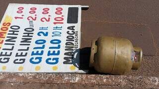 Botij&atilde;o de g&aacute;s sai rolando pela rua ap&oacute;s entregador cair em buraco no Caiob&aacute;