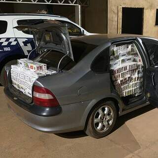 Perseguição a comboio tem tiros e apreensão de carro "recheado" de cigarros Perseguição a comboio tem tiros e apreensão de carro "recheado" de cigarros