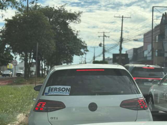 Carro adesivado indica volta de conselheiro aposentado &agrave; pol&iacute;tica