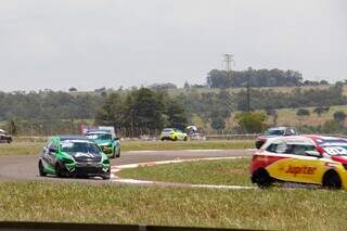 Com mudan&ccedil;as t&eacute;cnicas e calor&atilde;o, pilotos se preparam para Copa Truck e HB20