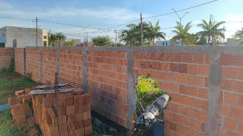 Motociclista morre ap&oacute;s perder controle em rotat&oacute;ria e "atravessar" muro