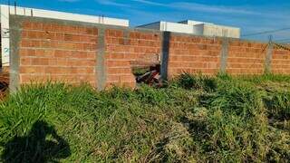 Motociclista morre ap&oacute;s perder controle em rotat&oacute;ria e "atravessar" muro