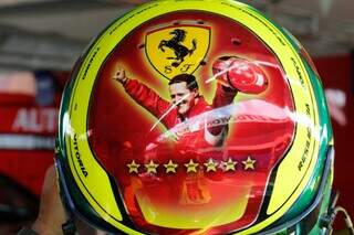 Senna, Schumacher e o pai estampam roupa e capacete para inspirar piloto 