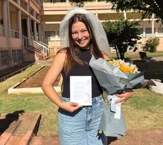 Turma faz "casamento" surpresa e professora vira madrinha da sala