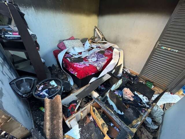 Venezuelano ateia fogo em roupas da esposa e chamas destroem casa