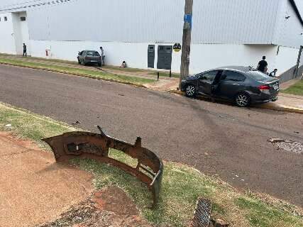 Acidente em cruzamento termina com carro em poste e outro em muro