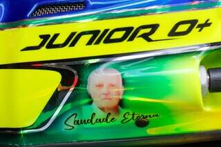 Senna, Schumacher e o pai estampam roupa e capacete para inspirar piloto 