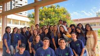 Turma faz "casamento" surpresa e professora vira madrinha da sala