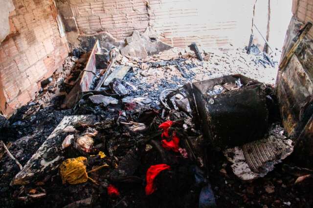 Para &ldquo;pedir ajuda&rdquo;, mulher ateia fogo na pr&oacute;pria casa e vai presa