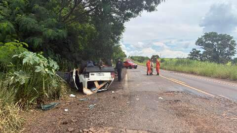 Idosa morre ap&oacute;s carro capotar 3 vezes no Anel Vi&aacute;rio