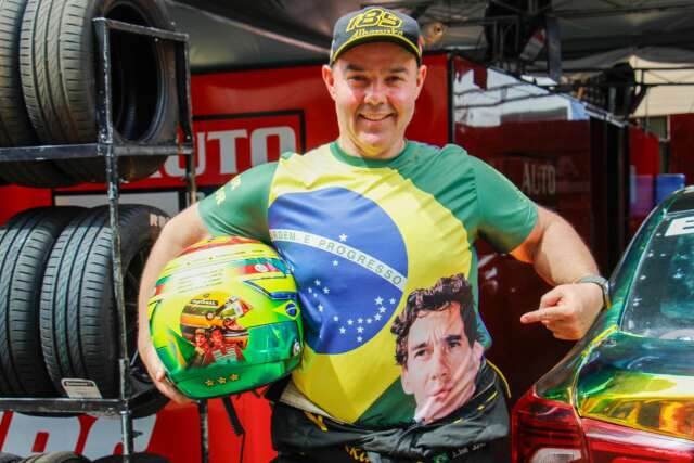 Senna, Schumacher e o pai estampam roupa e capacete para inspirar piloto 