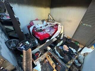 Venezuelano ateia fogo em roupas da esposa e chamas destroem casa