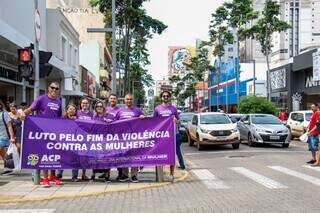 Manifesta&ccedil;&atilde;o pede prote&ccedil;&atilde;o e fim do feminic&iacute;dio na v&eacute;spera do Dia da Mulher