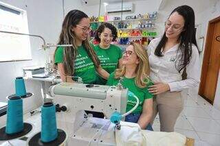 Há 17 anos, Val costurava em edícula e hoje filhas seguem o legado