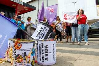 Manifesta&ccedil;&atilde;o pede prote&ccedil;&atilde;o e fim do feminic&iacute;dio na v&eacute;spera do Dia da Mulher