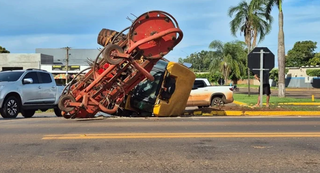 Trator transportado em caminh&atilde;o prancha cai em trevo e provoca lentid&atilde;o 