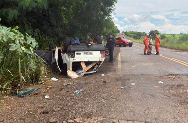 Idosa morre e crian&ccedil;a fica ferida ap&oacute;s carro capotar ao tentar desviar de buraco