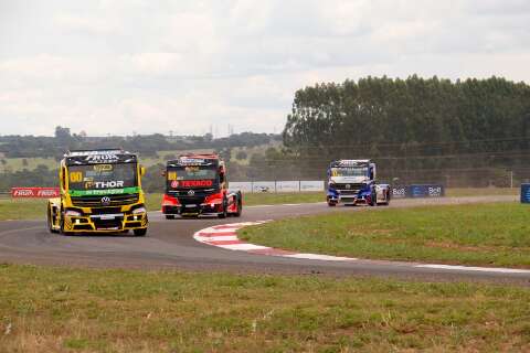 Totti e Nic Giaffone superam calor e pista antiga e garantem poles da Copa Truck