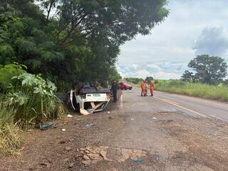 Idosa morre e crian&ccedil;a fica ferida ap&oacute;s carro capotar ao tentar desviar de buraco