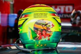 Senna, Schumacher e o pai estampam roupa e capacete para inspirar piloto 