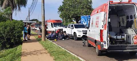 Ciclista &eacute; atropelado na Avenida Gunter Hans e fica preso embaixo de caminhonete