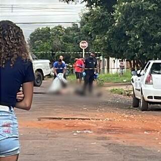 Homem &eacute; morto a pauladas e pedradas no meio da rua no Piratininga