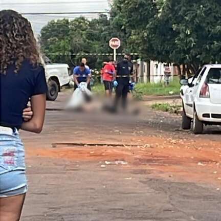 Homem &eacute; morto a pauladas e pedradas no meio da rua no Piratininga