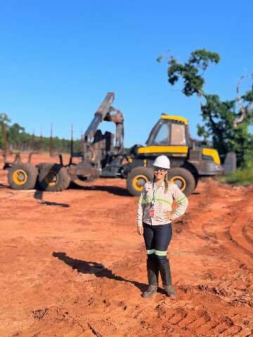 Cada vez mais mulheres chegam a MS para operar m&aacute;quinas pesadas 