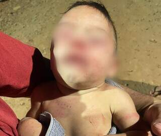 Pai &eacute; preso ap&oacute;s espancar beb&ecirc; de 4 meses enquanto m&atilde;e trabalhava