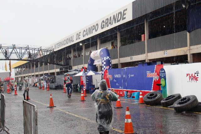 Segunda-feira ter&aacute; calor, chuva e risco de tempestades no Estado 