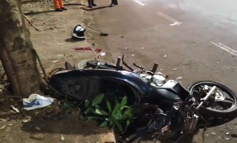 Motociclista perde controle, bate em &aacute;rvore e morre em avenida