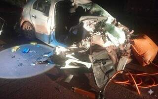 Colis&atilde;o entre carro e carreta deixa tr&ecirc;s mortos na BR-262