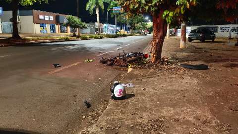 Motociclista perde controle, bate em &aacute;rvore e morre em avenida