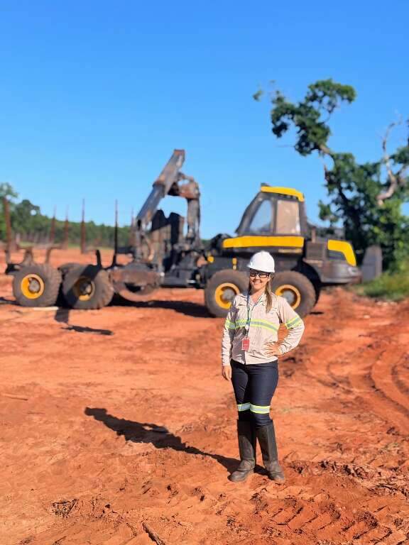 Cada vez mais mulheres chegam a MS para operar máquinas pesadas 